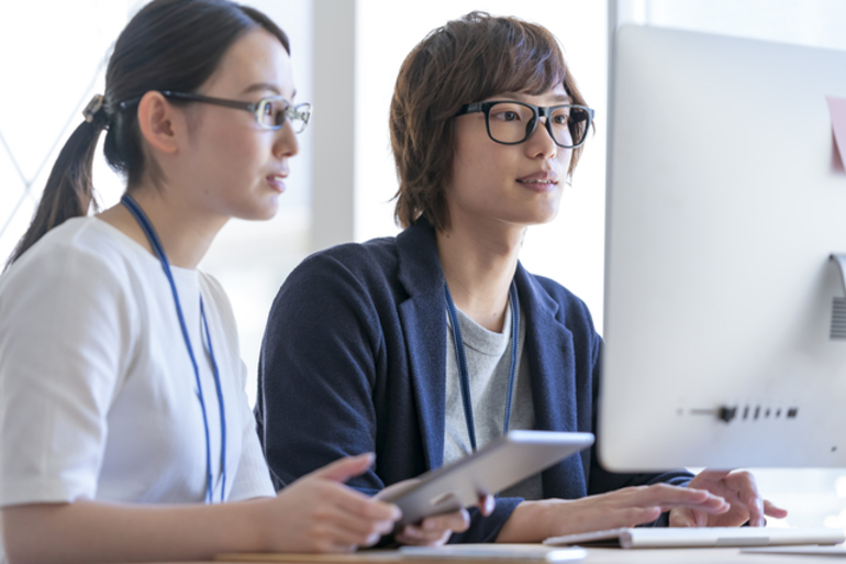 企業ロゴは外部に依頼するもの？